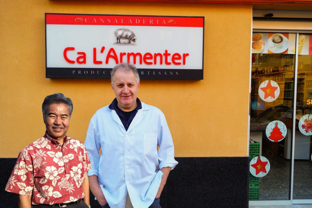 David Ige juntament amb Albert Pujantell davant de Ca l'Armenter